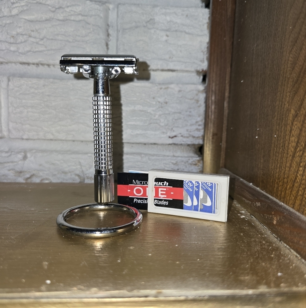 Vintage Dorco safety Razor with holder and extra blades